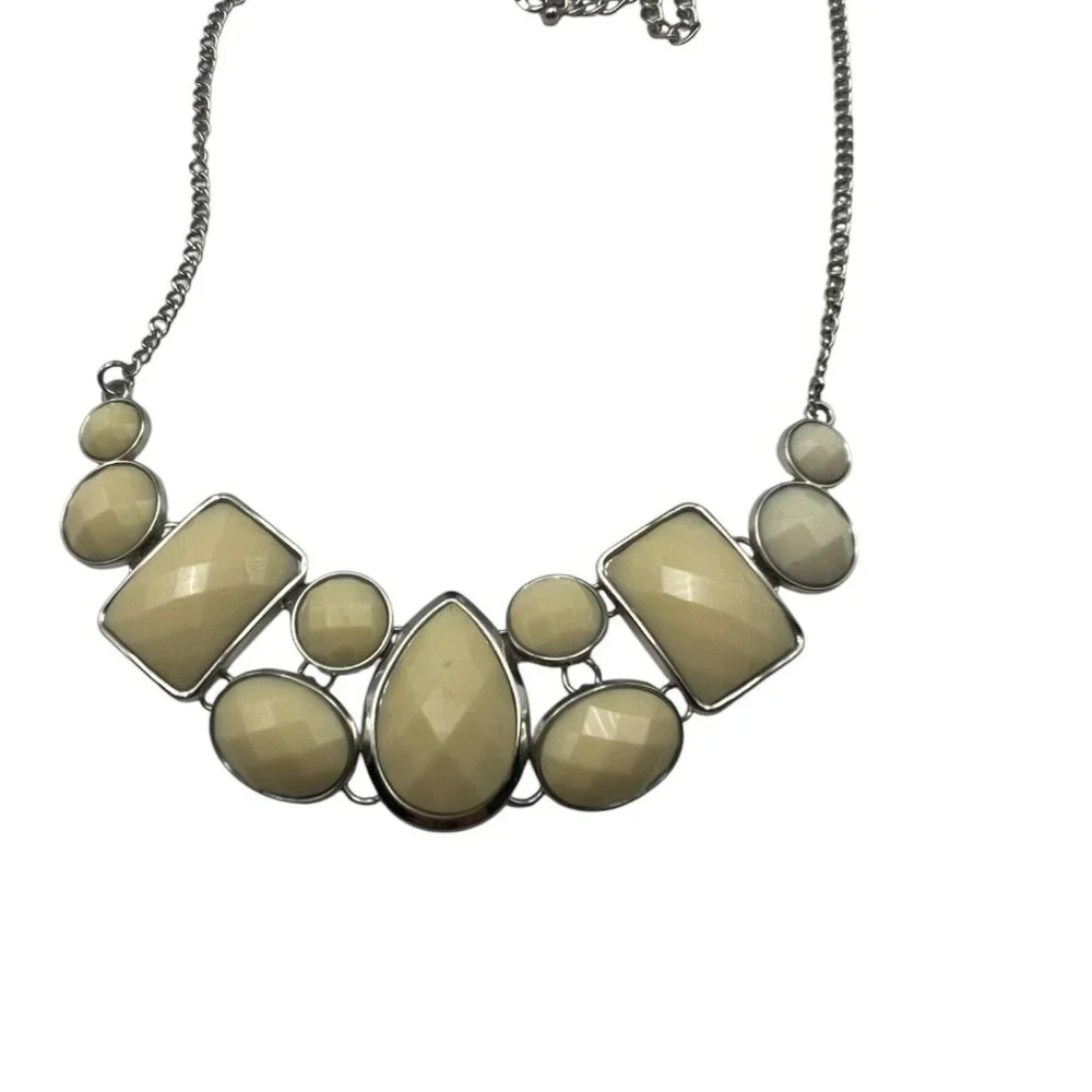 **Geometric statement necklace - Picture 8 of 10